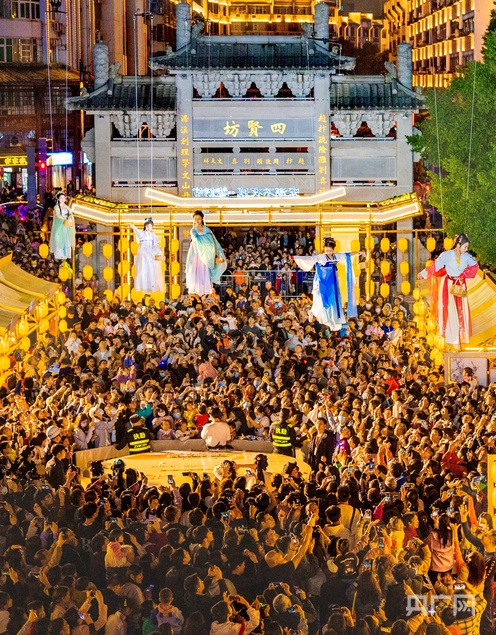 改造后的郁孤台历史文化街区流光溢彩,吸引游客沉浸式体验宋朝文化(央广网发 胡中 摄) 改造后的郁孤台历史文化街区流光溢彩,吸引游客沉浸式体验宋朝文化(央广网发 胡中 摄)