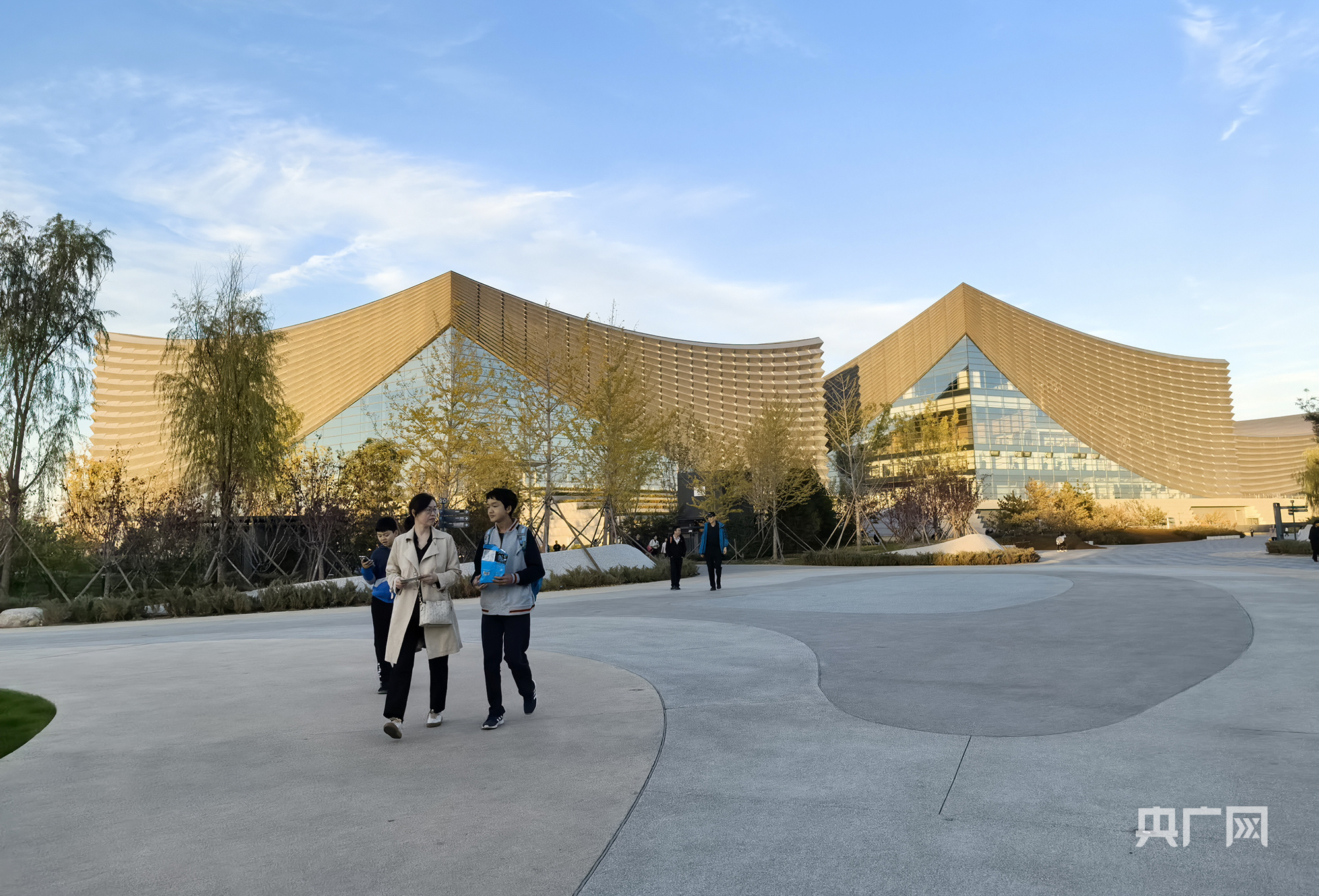 北京城市副中心三大文化建筑之一的北京艺术中心(央广网记者 阮修星 摄) 北京城市副中心三大文化建筑之一的北京艺术中心(央广网记者 阮修星 摄)