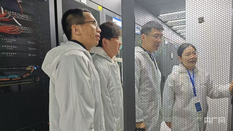 陈平平和团队在实验室设备机房开展创新网络测试验证(央广网记者 王锡斐 摄) 陈平平和团队在实验室设备机房开展创新网络测试验证(央广网记者 王锡斐 摄)