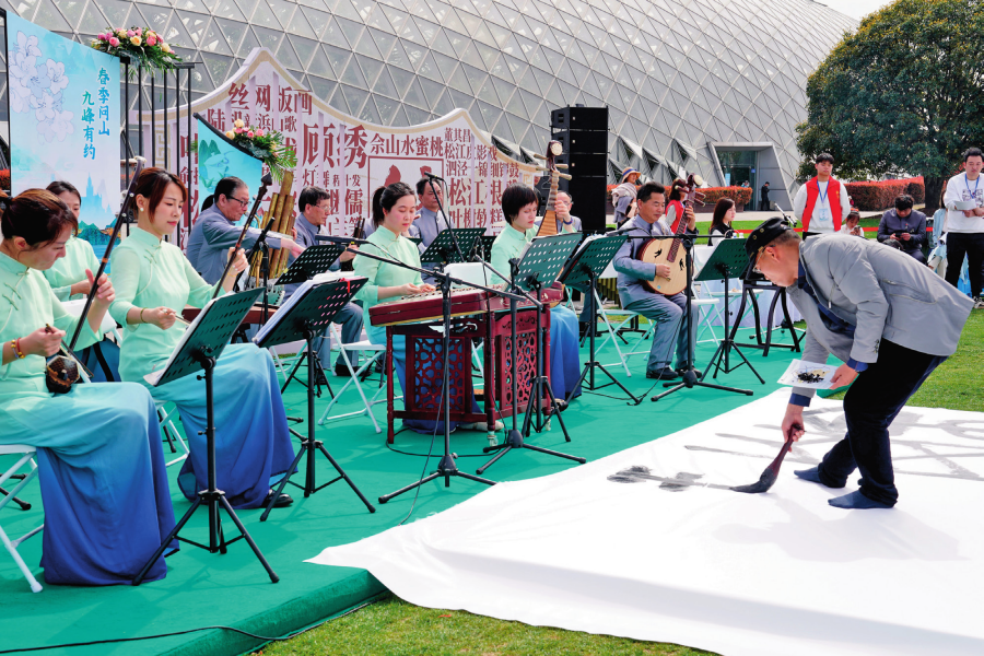 江南丝竹专场音乐会与书法家的地书表演在上海辰山植物园的“城市美育日”活动现场上演(2024 年 3 月 30 日摄)刘颖摄 / 本刊 江南丝竹专场音乐会与书法家的地书表演在上海辰山植物园的“城市美育日”活动现场上演(2024 年 3 月 30 日摄)刘颖摄 / 本刊