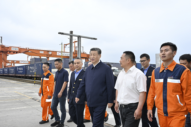 2024年4月22日,习近平总书记在重庆国际物流枢纽园区重庆铁路集装箱中心站,同货车司机、列车司机、装卸工人、场站管理人员等亲切交流。 2024年4月22日,习近平总书记在重庆国际物流枢纽园区重庆铁路集装箱中心站,同货车司机、列车司机、装卸工人、场站管理人员等亲切交流。