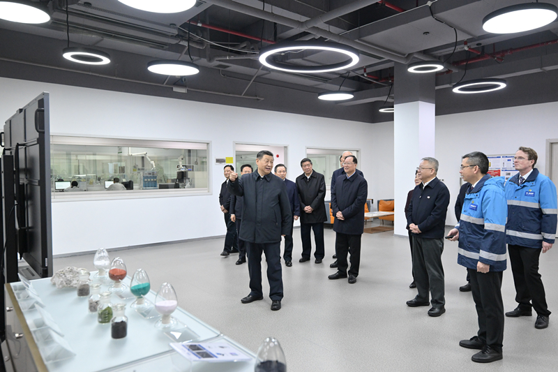 2024年3月18日,习近平总书记在中德合资企业巴斯夫杉杉电池材料有限公司考察。 2024年3月18日,习近平总书记在中德合资企业巴斯夫杉杉电池材料有限公司考察。