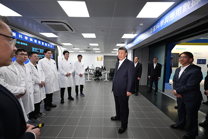 2024年12月19日,习近平总书记在澳科卫星科学与应用数据中心考察时,同在场的研究人员和学生代表亲切交流。 2024年12月19日,习近平总书记在澳科卫星科学与应用数据中心考察时,同在场的研究人员和学生代表亲切交流。