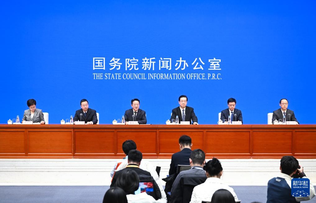 1月9日,国务院新闻办公室在北京举行新闻发布会,民政部副部长唐承沛、国家发展改革委社会发展司司长刘明、财政部社会保障司负责人葛志昊、人力资源社会保障部职业能力建设司司长吴礼舵、农业农村部农村社会事业促进司司长唐珂介绍深化养老服务改革发展有关举措,并答记者问。新华社记者 陈晔华 摄 1月9日,国务院新闻办公室在北京举行新闻发布会,民政部副部长唐承沛、国家发展改革委社会发展司司长刘明、财政部社会保障司负责人葛志昊、人力资源社会保障部职业能力建设司司长吴礼舵、农业农村部农村社会事业促进司司长唐珂介绍深化养老服务改革发展有关举措,并答记者问。新华社记者 陈晔华 摄