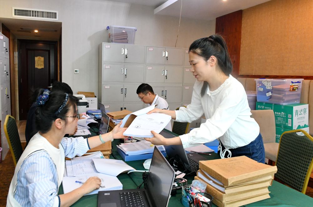 福州市委巡察机构对全市法院系统开展提级联动交叉巡察。在永泰县驻地,巡察组工作人员查看财务凭证(2024年5月21日摄)。新华社记者 林善传 摄 福州市委巡察机构对全市法院系统开展提级联动交叉巡察。在永泰县驻地,巡察组工作人员查看财务凭证(2024年5月21日摄)。新华社记者 林善传 摄