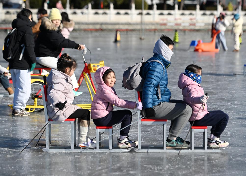 2025年1月19日,在北京什刹海冰场,小朋友和家长一起体验冰上运动。新华社记者 张晨霖 摄 2025年1月19日,在北京什刹海冰场,小朋友和家长一起体验冰上运动。新华社记者 张晨霖 摄