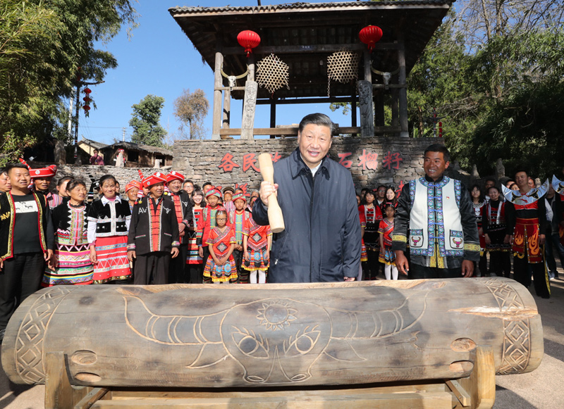 2020年1月19日,习近平总书记在云南省腾冲市清水乡三家村中寨司莫拉佤族村广场上,敲响三声佤族木鼓,祝福来年风调雨顺、国泰民安。 2020年1月19日,习近平总书记在云南省腾冲市清水乡三家村中寨司莫拉佤族村广场上,敲响三声佤族木鼓,祝福来年风调雨顺、国泰民安。