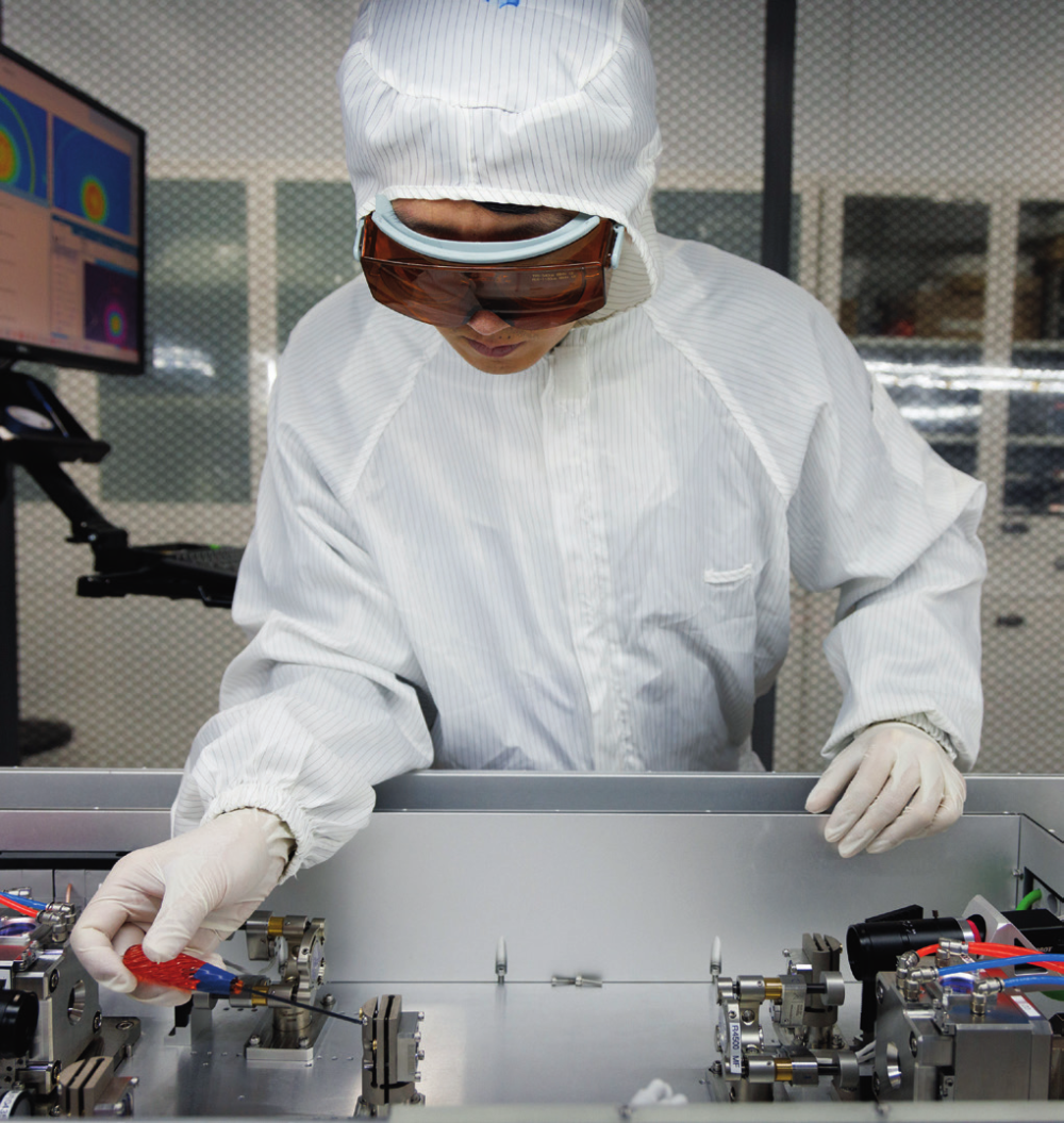 科研人员在广东东莞阿秒科学中心实验室调试高性能激光器(2025年1月10日摄)。金立旺摄/本刊 科研人员在广东东莞阿秒科学中心实验室调试高性能激光器(2025年1月10日摄)。金立旺摄/本刊