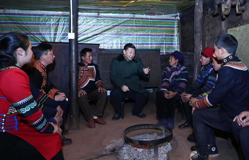 2018年2月11日,习近平总书记在四川凉山州昭觉县三岔河乡三河村节列俄阿木家中同村民代表、驻村扶贫工作队员围坐火塘边,共谋精准脱贫之策。 2018年2月11日,习近平总书记在四川凉山州昭觉县三岔河乡三河村节列俄阿木家中同村民代表、驻村扶贫工作队员围坐火塘边,共谋精准脱贫之策。