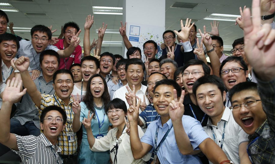 2013年8月29日,习近平总书记在东软集团(大连)有限公司同年轻员工亲切合影。新华社记者 鞠鹏 摄 2013年8月29日,习近平总书记在东软集团(大连)有限公司同年轻员工亲切合影。新华社记者 鞠鹏 摄