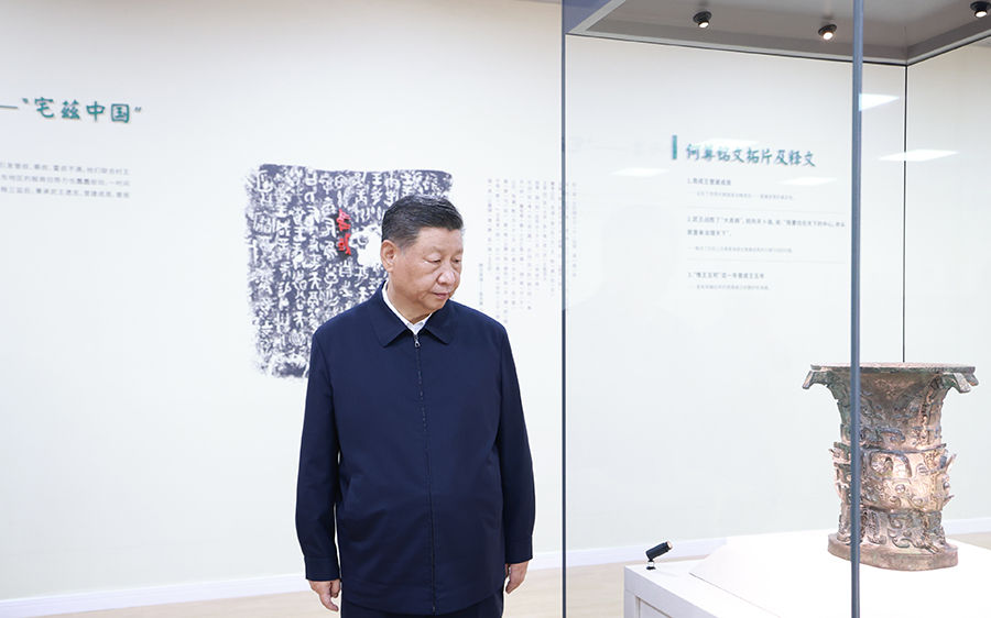 2024年9月10日,习近平总书记在宝鸡市考察宝鸡青铜器博物院,了解当地加强文物保护利用等情况。新华社记者 王晔 摄 2024年9月10日,习近平总书记在宝鸡市考察宝鸡青铜器博物院,了解当地加强文物保护利用等情况。新华社记者 王晔 摄