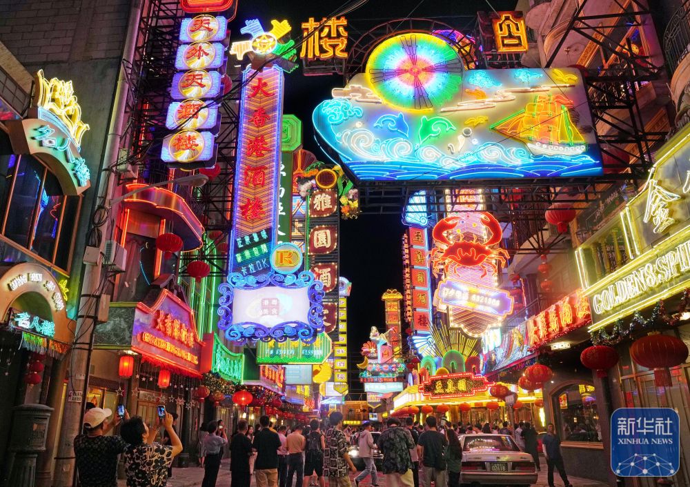 2024年7月22日晚,游客在电视剧《繁花》拍摄地——上海影视乐园“黄河路”夜游。 2024年7月22日晚,游客在电视剧《繁花》拍摄地——上海影视乐园“黄河路”夜游。