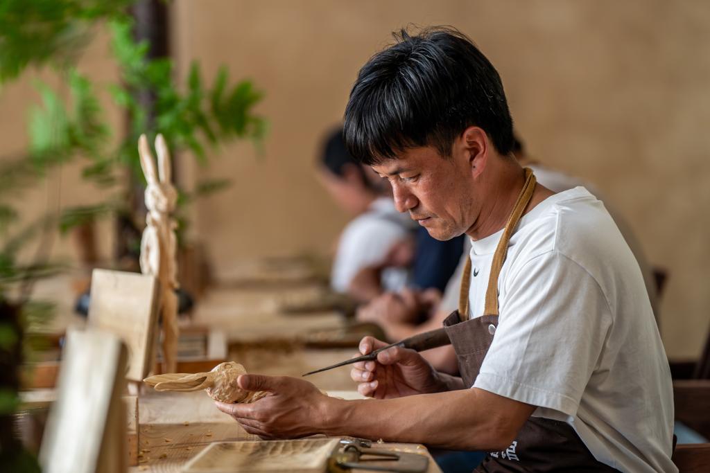 在云南省大理州沙溪镇寺登村欧阳大院,剑川木雕匠人施顺华在制作木雕(2025年4月19日摄)。新华社记者 胡超 摄 在云南省大理州沙溪镇寺登村欧阳大院,剑川木雕匠人施顺华在制作木雕(2025年4月19日摄)。新华社记者 胡超 摄