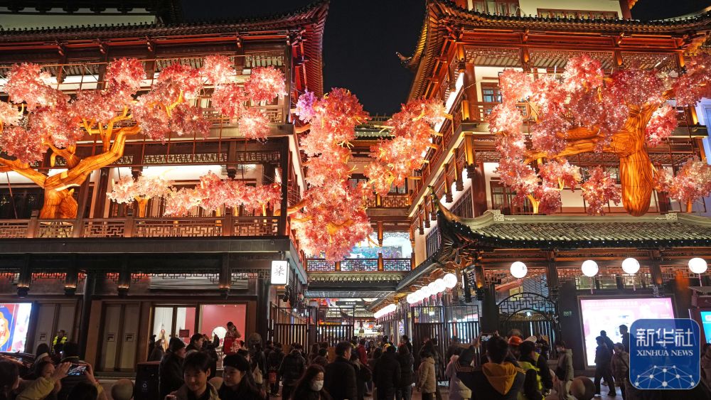2025年1月1日,2025上海豫园民俗艺术灯会正式亮灯。作为国家级非物质文化遗产代表性项目,豫园灯会已成为上海标志性新春文化活动和城市文化名片。 2025年1月1日,2025上海豫园民俗艺术灯会正式亮灯。作为国家级非物质文化遗产代表性项目,豫园灯会已成为上海标志性新春文化活动和城市文化名片。