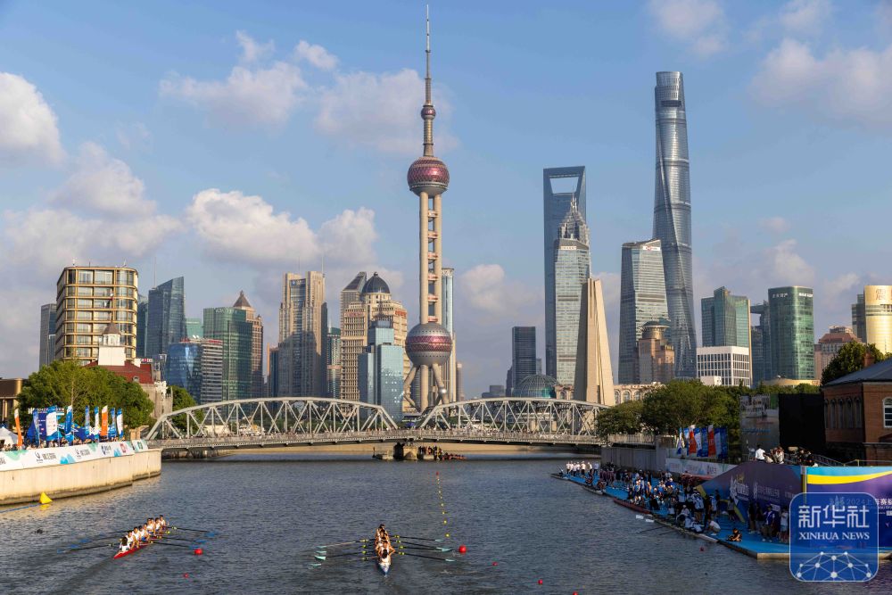 2024年9月28日,2024上海赛艇公开赛在苏州河水域举行。这是该赛事连续第四年在苏州河举办,滨水公共空间的贯通和两岸的建筑,为赛事举办提供了完美载体。 2024年9月28日,2024上海赛艇公开赛在苏州河水域举行。这是该赛事连续第四年在苏州河举办,滨水公共空间的贯通和两岸的建筑,为赛事举办提供了完美载体。