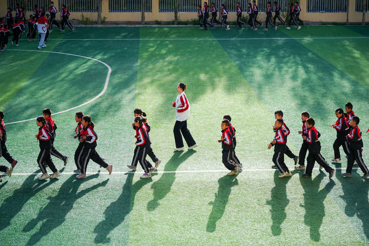 2025年4月24日,在新疆克州阿图什市哈拉峻乡谢依特小学,支教教师带领学生晨跑。新华社记者 徐宏岩 摄 2025年4月24日,在新疆克州阿图什市哈拉峻乡谢依特小学,支教教师带领学生晨跑。新华社记者 徐宏岩 摄