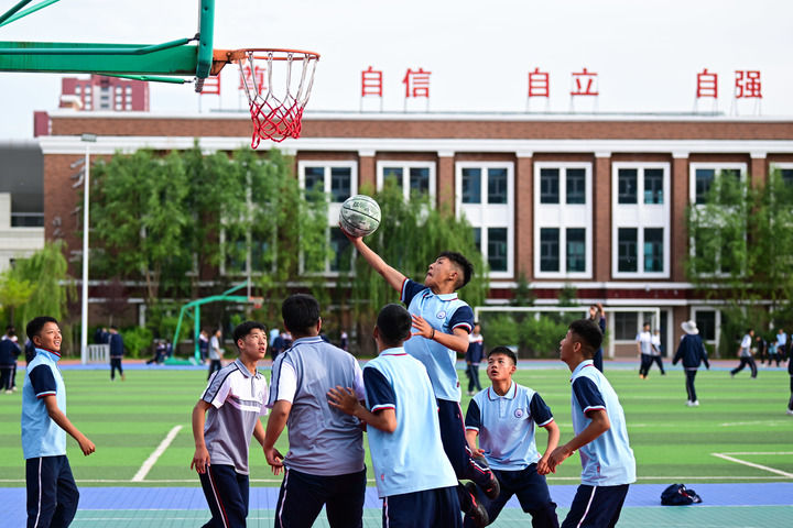 2024年6月18日,学生在青海果洛西宁民族中学打篮球。新华社记者 张龙 摄 2024年6月18日,学生在青海果洛西宁民族中学打篮球。新华社记者 张龙 摄