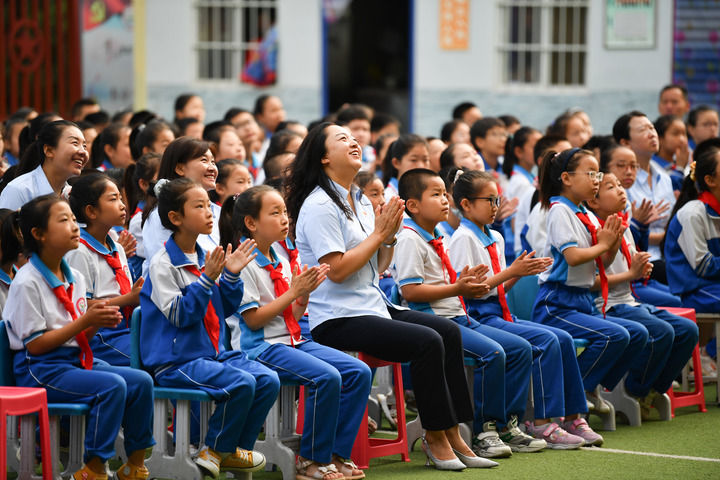 2021年7月1日,在位于陕西省延安市的杨家岭福州希望小学,师生收看庆祝中国共产党成立100周年大会。新华社记者 张博文 摄 2021年7月1日,在位于陕西省延安市的杨家岭福州希望小学,师生收看庆祝中国共产党成立100周年大会。新华社记者 张博文 摄