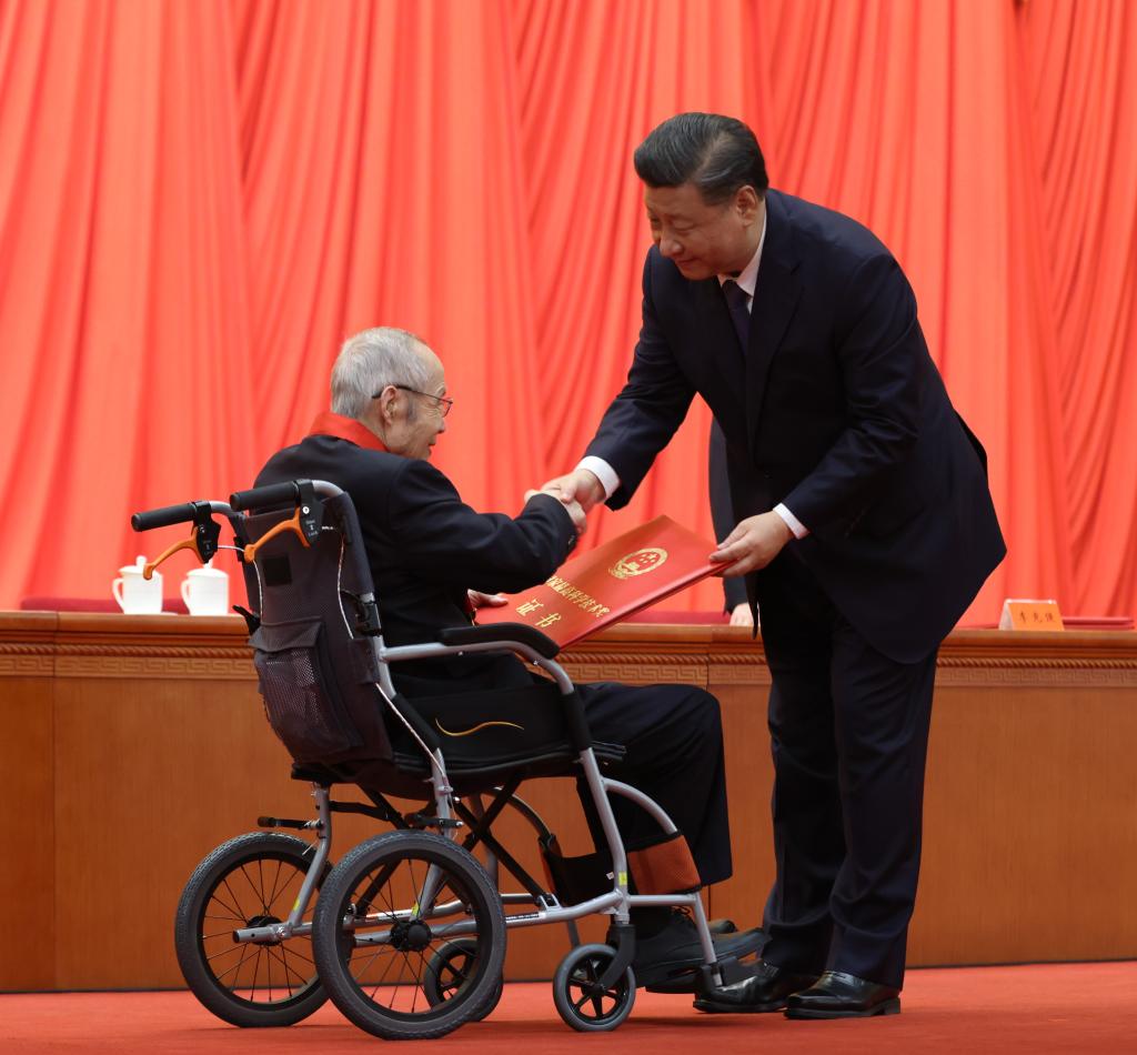 2021年11月3日,2020年度国家科学技术奖励大会在北京人民大会堂隆重举行。习近平总书记向获得2020年度国家最高科学技术奖的中国航空工业集团有限公司顾诵芬院士颁奖。新华社记者 庞兴雷 摄 2021年11月3日,2020年度国家科学技术奖励大会在北京人民大会堂隆重举行。习近平总书记向获得2020年度国家最高科学技术奖的中国航空工业集团有限公司顾诵芬院士颁奖。新华社记者 庞兴雷 摄