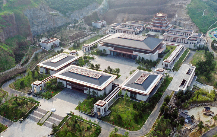 中国国家版本馆中央总馆位于北京中轴线延长线上、燕山脚下,是国家级文化殿堂,也是联接中外、交流互鉴的文化桥梁(2022年7月30日摄,无人机照片)。 中国国家版本馆中央总馆位于北京中轴线延长线上、燕山脚下,是国家级文化殿堂,也是联接中外、交流互鉴的文化桥梁(2022年7月30日摄,无人机照片)。