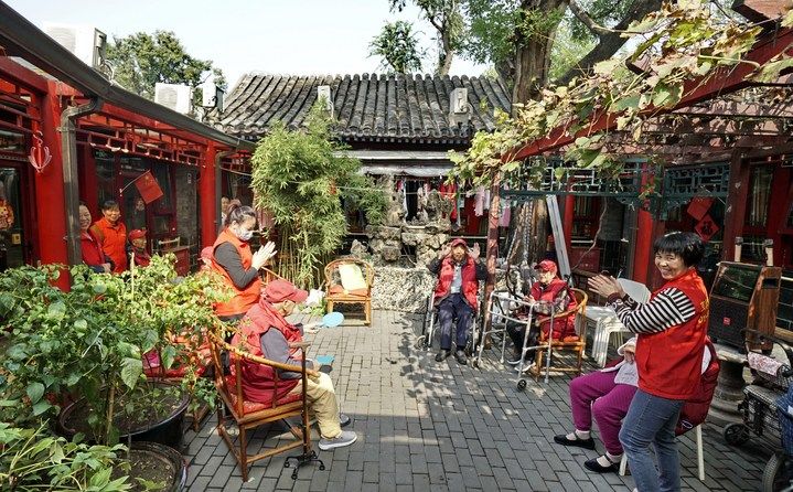 2024年10月12日,钟楼湾胡同的老年人在社区内的四合院养老驿站休闲。2017年起,北京市先后开展了两轮背街小巷环境整治提升行动,完整保留了中轴线生活建筑群的历史信息,并根据居民的生活和居住方式进行适配化的更新和改造,极大地改善了生活环境。2023年钟楼湾胡同被评为“北京最美街巷”。 2024年10月12日,钟楼湾胡同的老年人在社区内的四合院养老驿站休闲。2017年起,北京市先后开展了两轮背街小巷环境整治提升行动,完整保留了中轴线生活建筑群的历史信息,并根据居民的生活和居住方式进行适配化的更新和改造,极大地改善了生活环境。2023年钟楼湾胡同被评为“北京最美街巷”。