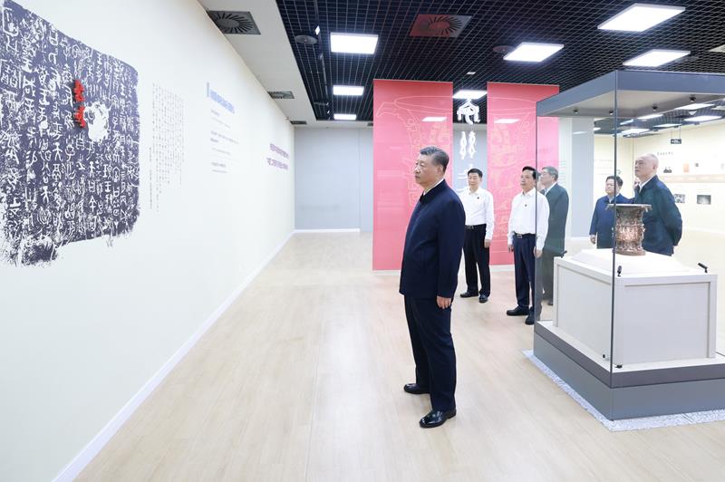 △2024年9月10日,习近平总书记来到陕西宝鸡市参观宝鸡青铜器博物院。 △2024年9月10日,习近平总书记来到陕西宝鸡市参观宝鸡青铜器博物院。