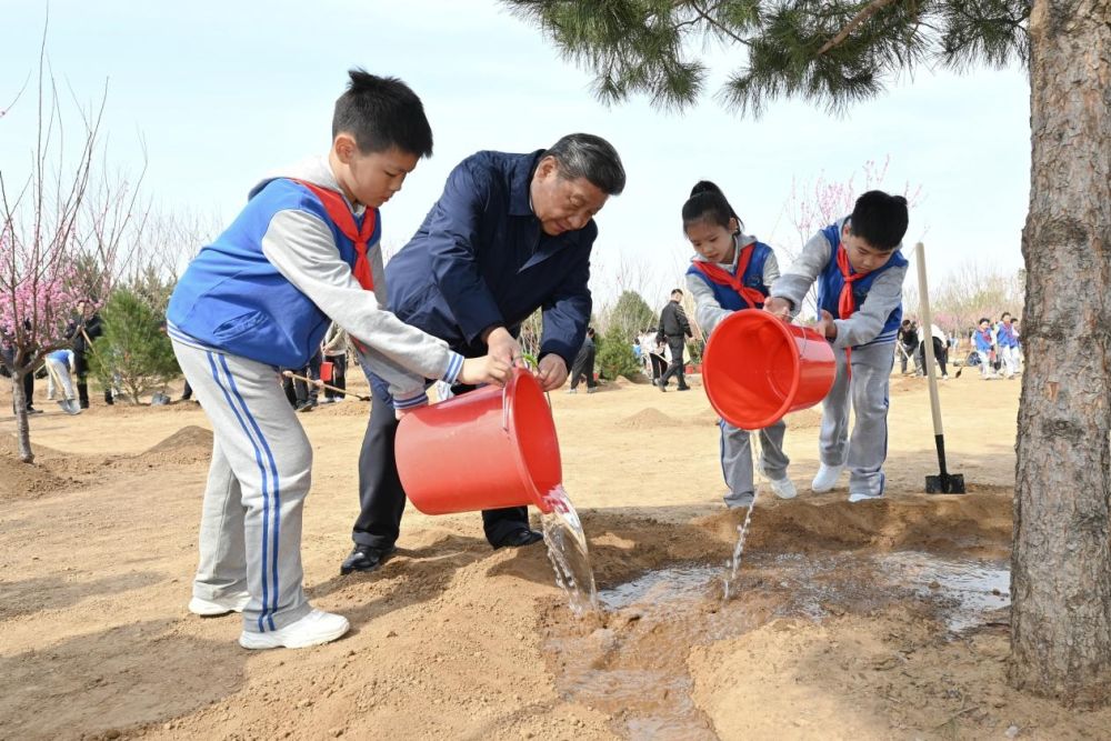 2025年4月3日,习近平总书记等来到北京市丰台区永定河畔参加首都义务植树活动。这是习近平总书记同少先队员一起给刚栽下的树苗浇水。新华社记者 谢环驰 摄 2025年4月3日,习近平总书记等来到北京市丰台区永定河畔参加首都义务植树活动。这是习近平总书记同少先队员一起给刚栽下的树苗浇水。新华社记者 谢环驰 摄