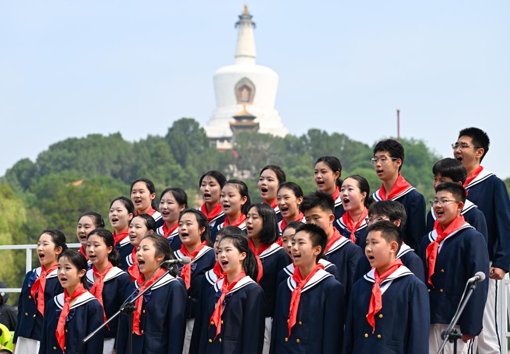 5月29日,来自北京市10支少年合唱团的少先队员们在白塔下放歌,庆祝即将到来的儿童节。新华社记者 陈钟昊 摄 5月29日,来自北京市10支少年合唱团的少先队员们在白塔下放歌,庆祝即将到来的儿童节。新华社记者 陈钟昊 摄