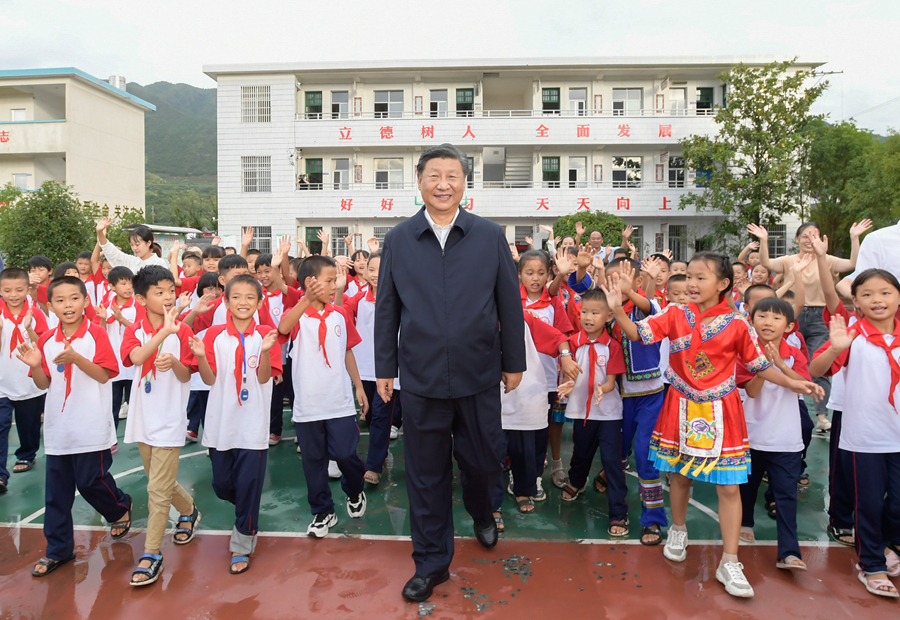 2020年9月16日,在湖南郴州市汝城县文明瑶族乡第一片小学,师生们簇拥着习近平总书记步出校园。新华社记者 李学仁 摄 2020年9月16日,在湖南郴州市汝城县文明瑶族乡第一片小学,师生们簇拥着习近平总书记步出校园。新华社记者 李学仁 摄