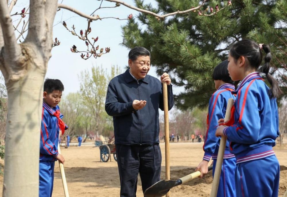 2019年4月8日,习近平总书记参加首都义务植树活动。这是习近平总书记同少先队员在一起。新华社记者 鞠鹏 摄 2019年4月8日,习近平总书记参加首都义务植树活动。这是习近平总书记同少先队员在一起。新华社记者 鞠鹏 摄