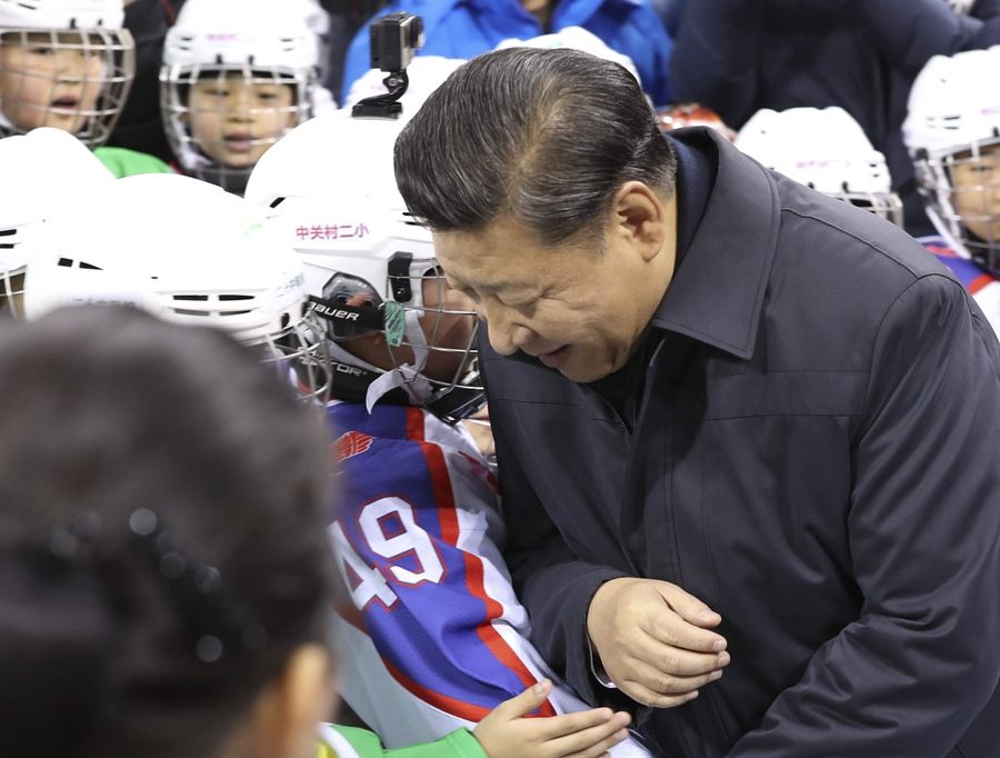2017年2月24日,习近平总书记在北京五棵松体育中心考察时同青少年冰球爱好者“撞肩”,表示相互问候。新华社记者 丁林 摄 2017年2月24日,习近平总书记在北京五棵松体育中心考察时同青少年冰球爱好者“撞肩”,表示相互问候。新华社记者 丁林 摄