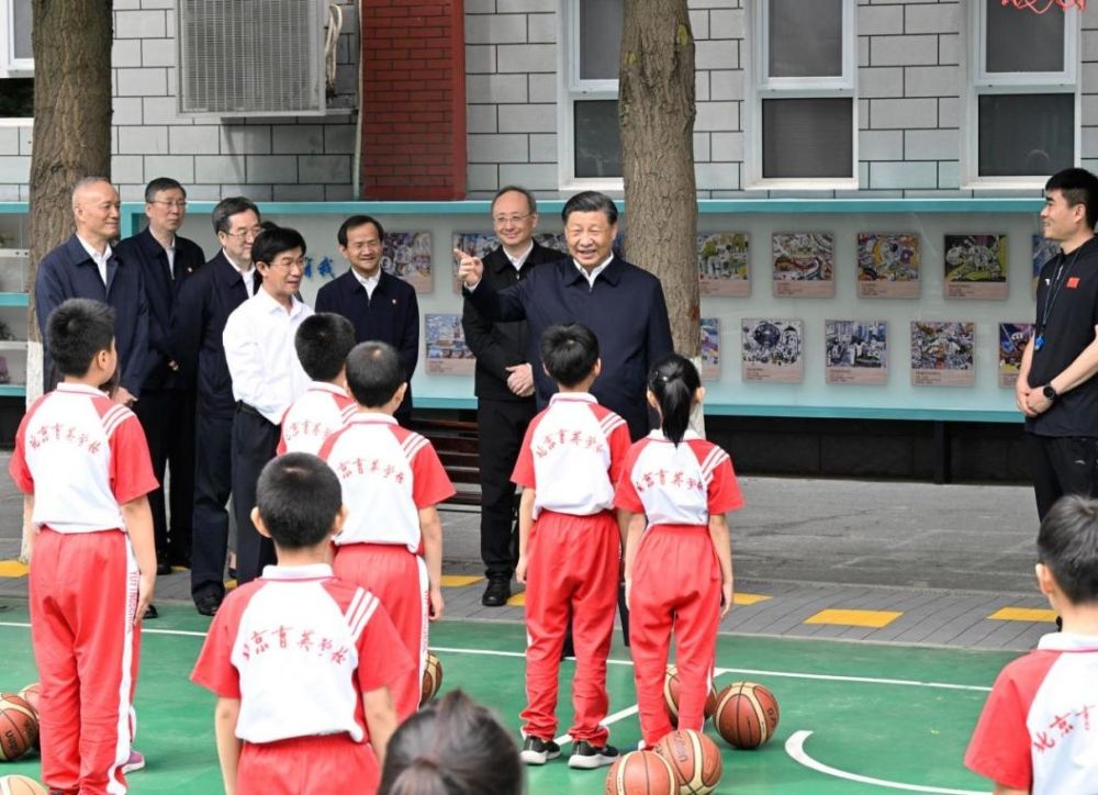 2023年5月31日上午,习近平总书记来到北京育英学校看望慰问师生,在篮球场同正在上体育课的小学生们亲切交流。新华社记者 申宏 摄 2023年5月31日上午,习近平总书记来到北京育英学校看望慰问师生,在篮球场同正在上体育课的小学生们亲切交流。新华社记者 申宏 摄