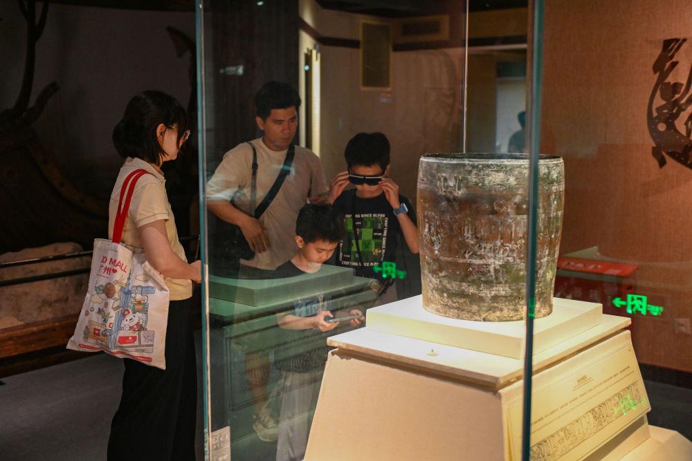 △2025年5月18日,游客在广东广州南越王博物院(王墓展区)体验AR眼镜智慧导览服务。 △2025年5月18日,游客在广东广州南越王博物院(王墓展区)体验AR眼镜智慧导览服务。
