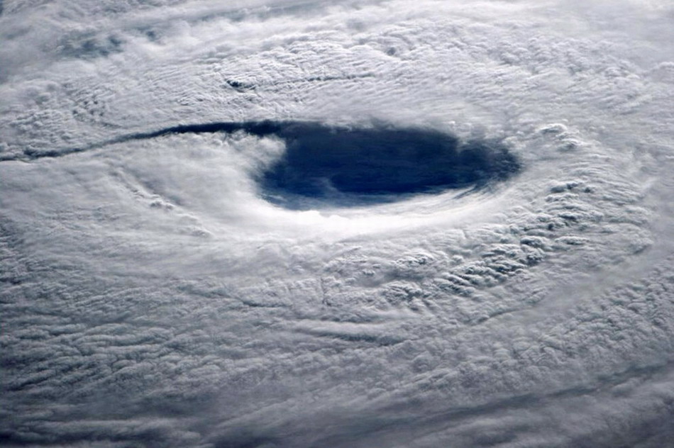 强台风登陆日本致人员伤亡 宇航员拍到震撼台