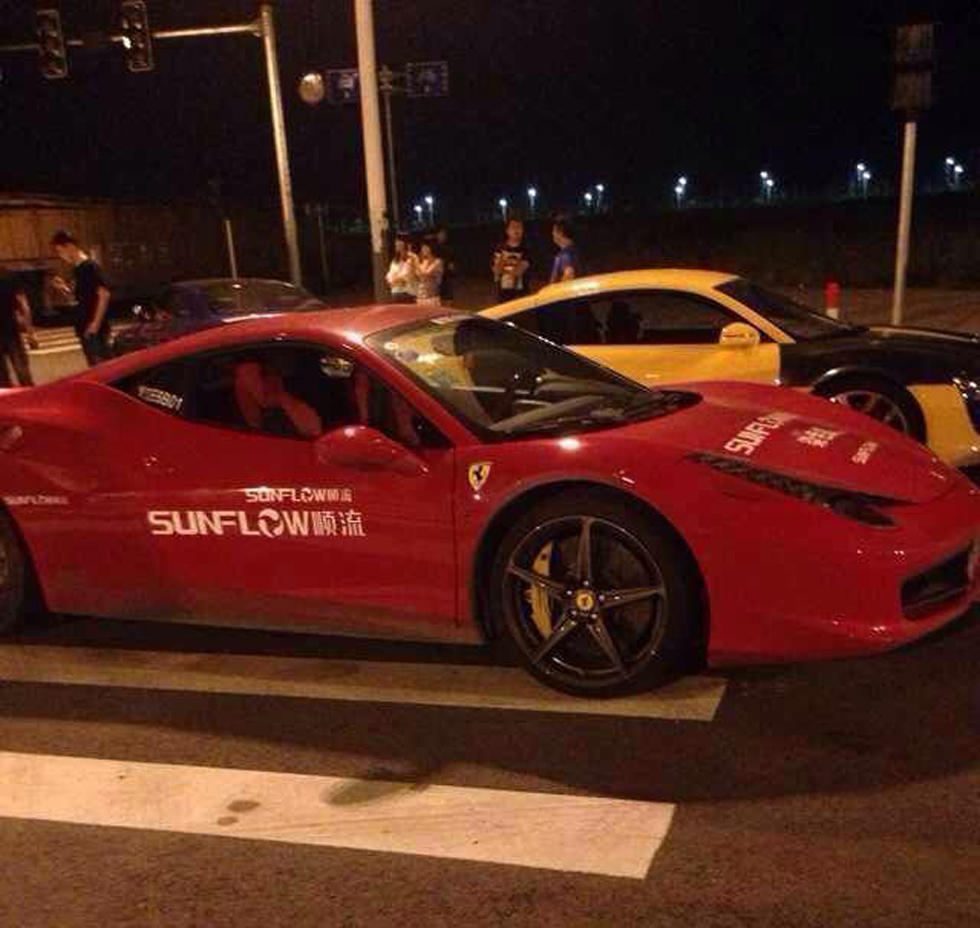 宁波30多辆超级跑车狂飙遭交警围堵