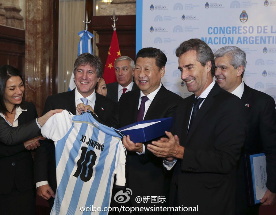 习近平主席获赠阿根廷国家足球队10号球衣