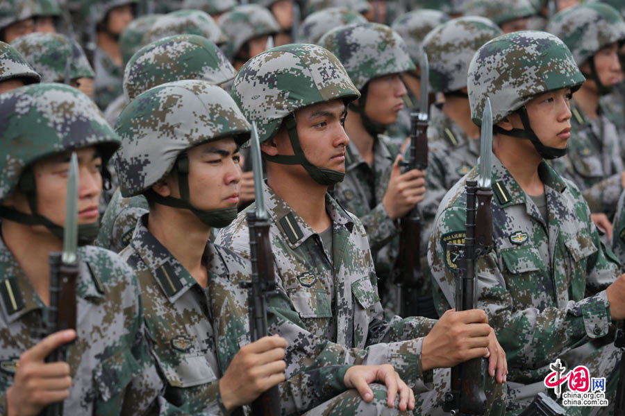 中国军方组织中外记者采访装甲兵工程学院(组