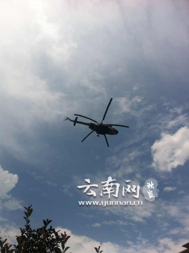 组图:直升机震中转运鲁甸地震伤员