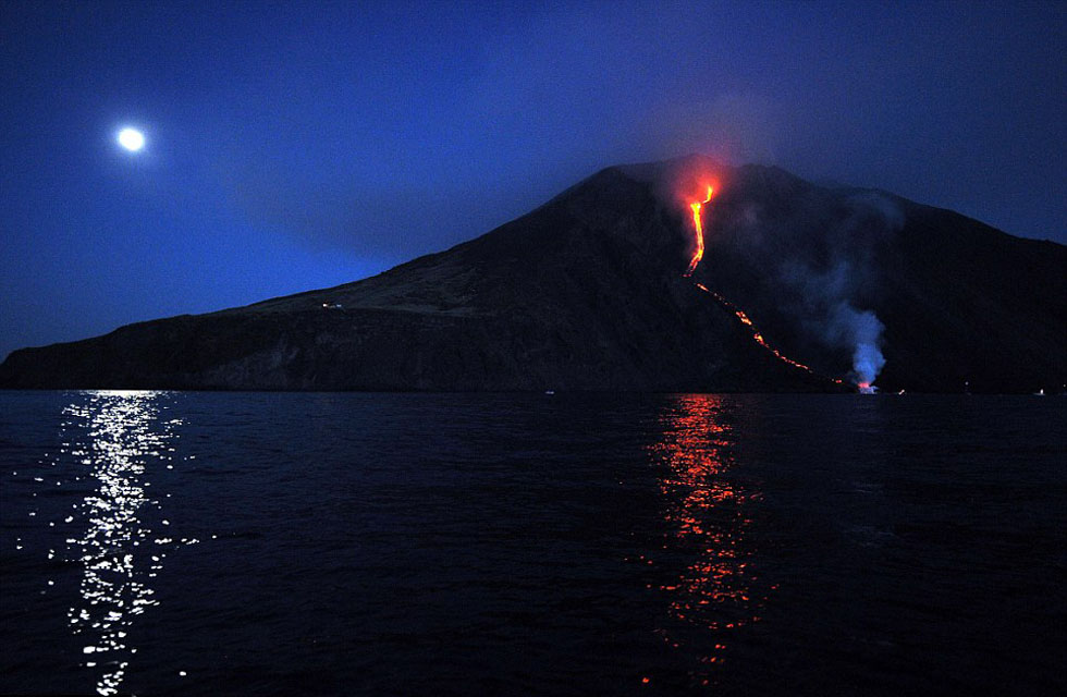 实拍意大利火山爆发震撼奇景 岩浆如火龙入海(图)