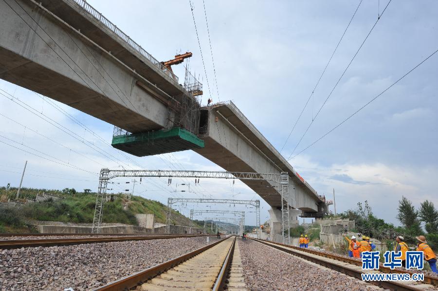 云南近万吨铁路桥梁空中转体