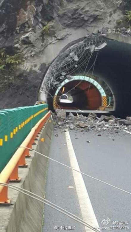 今天(9月16日)上午塌方的包茂高速公路安康至西安方向滚子沟隧道