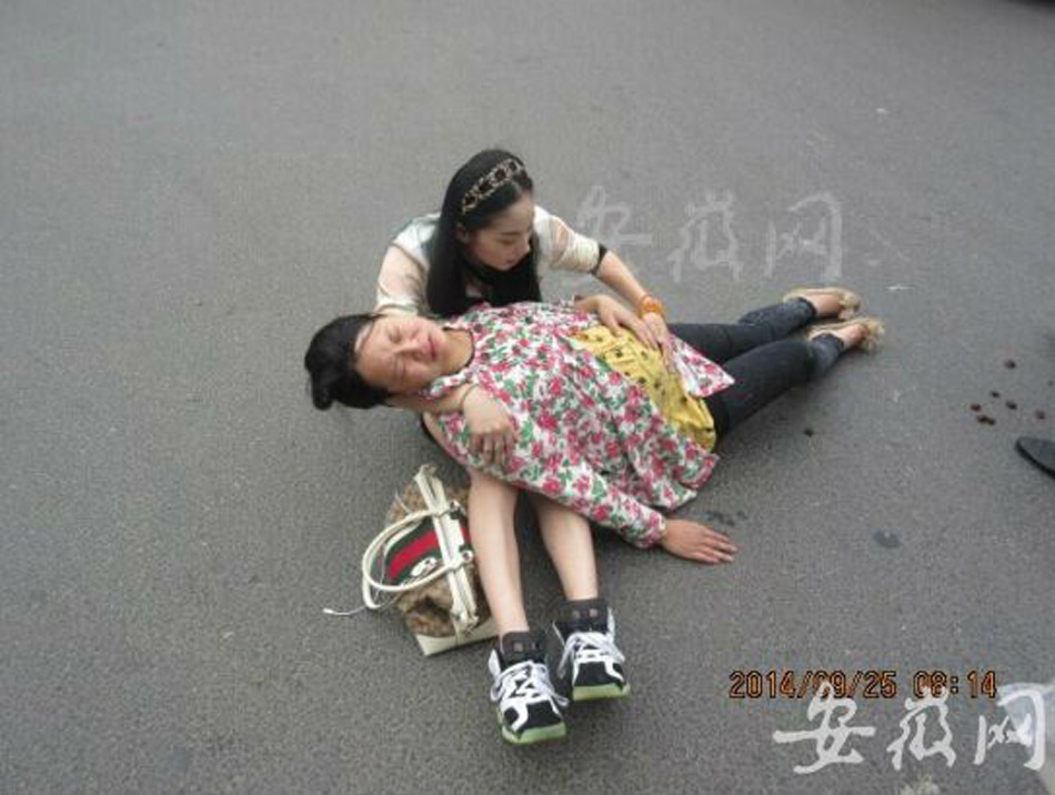 孕妇被车撞倒 女孩下车救助
