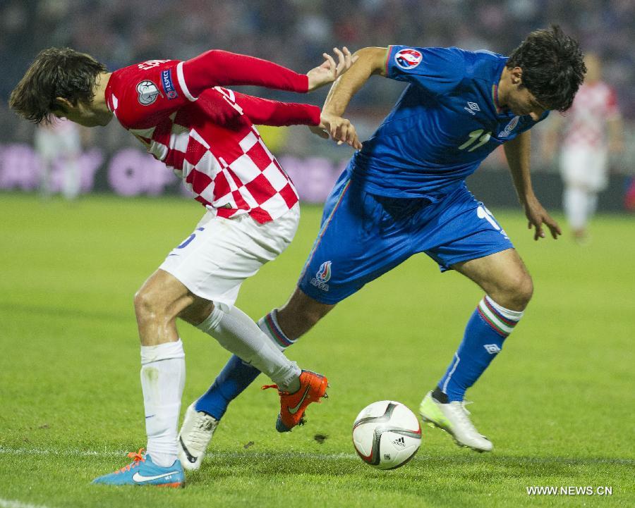 Vedran Corluka (L) of Croatia vies with Rauf Aliyev of Azerbaijan during their UEFA Euro 2016 qualifying match at Gradski vrt Stadium in Osijek, Croatia, Oct. 13, 2014. 