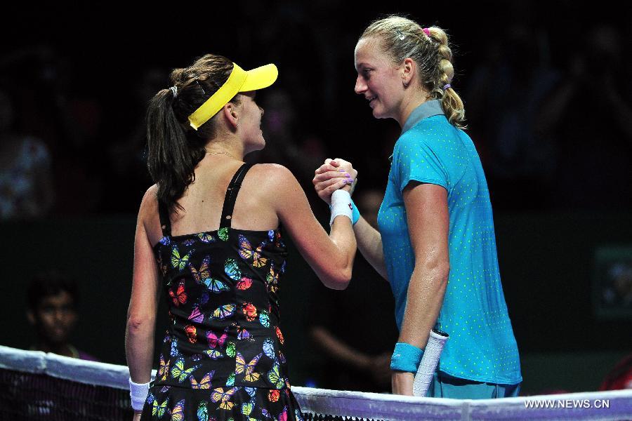 Poland's Agnieszka Radwanska (L) shakes hands with the Czech Republic's Petra Kvitova after their WTA Finals singles tennis match at the Singapore Indoor Stadium, Oct. 21, 2014.