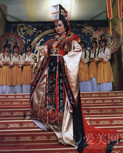 潘迎紫把青年武则天演得天真烂漫,机灵可爱,把女皇武则天演得仪态十足
