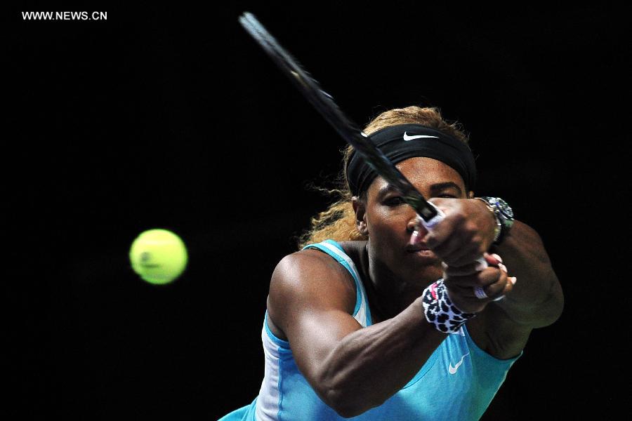 Serena Williams of the U.S. hits a return during the round robin match of the WTA Finals against Canada's Eugenie Bouchard at the Singapore Indoor Stadium, Oct. 23, 2014. Serena Williams won 2-0. (Xinhua/Then Chih Wey) 
