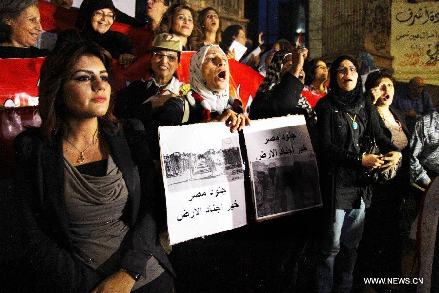 Supporters of Egyptian Army attend a rally to give military support to fight the armed terrorist groups in the Sinai after the deaths of many soldiers, in front of the Syndicate of Journalists in Cairo, Egypt, Oct 27, 2014.