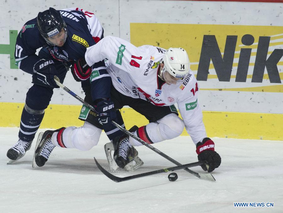 James O'Brien of Metallurg Novokuznetsk (R) vies with Andrew Murray of Medvescak Zagreb during a match of the Kontinental Hockey League (KHL) in Zagreb, capital of Croatia, Oct. 29, 2014.