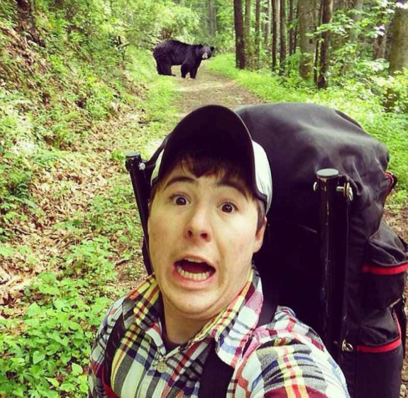 美国游客兴起冒生命危险与野熊自拍- Micro Re