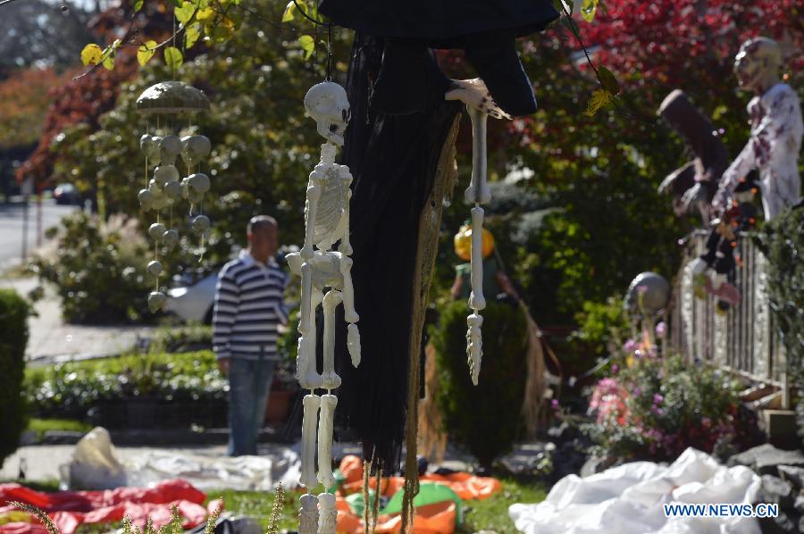 Photo taken on Oct. 30, 2014 shows the house covered with decorations for Halloween in New York, the United States, on Oct. 30, 2014.